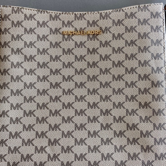 Michael Kors Jet Set Messenger - Picture 3 of 5